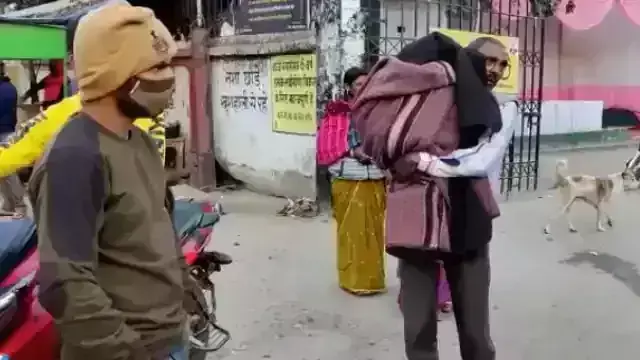 बच्चे की मौत के बाद में नहीं मिला एंबुलेंस, लाश को गोद में लेकर भटकता रहा पिता बच्चे की मौत के बाद में नहीं मिला एंबुलेंस, लाश को गोद में लेकर भटकता रहा पिता