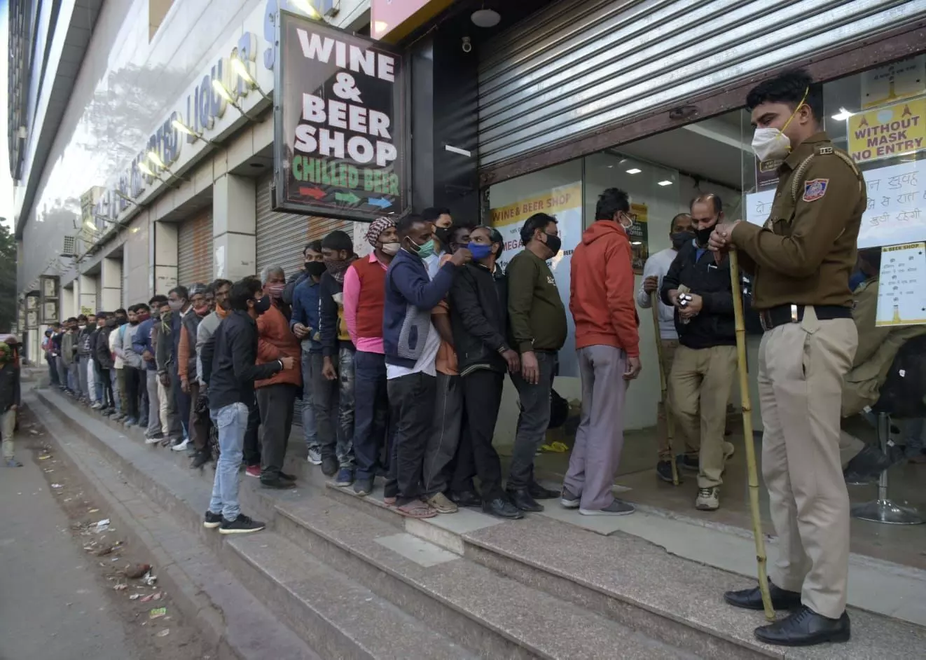 Liquor in Delhi : दिल्ली में शराब के ठेकों पर अचानक लंबी लाइनों में खड़े दिखे लोग, जानें क्या है मामला Liquor in Delhi : दिल्ली में शराब के ठेकों पर अचानक लंबी लाइनों में खड़े दिखे लोग, जानें क्या है मामला