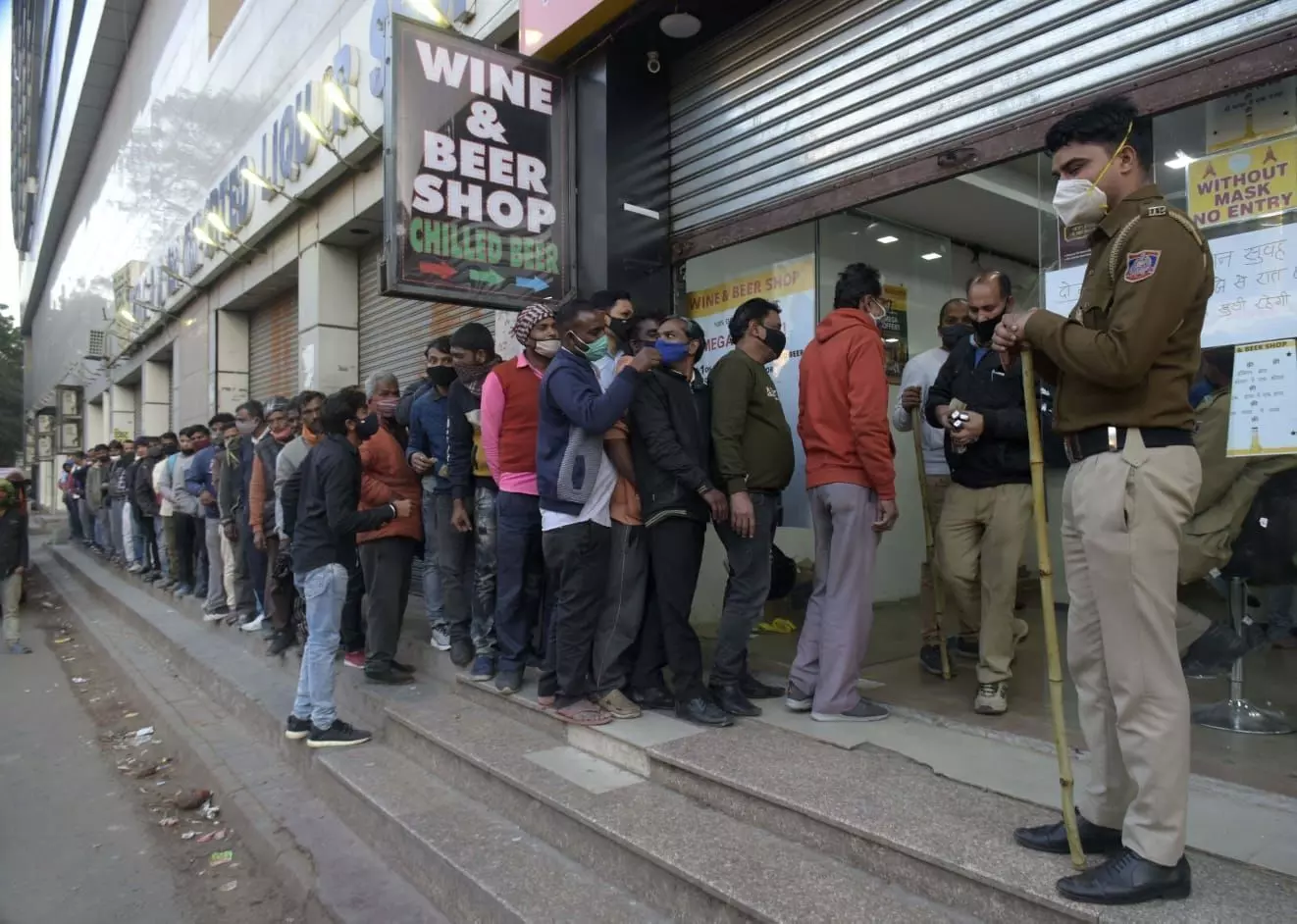 Liquor in Delhi : दिल्ली में शराब के ठेकों पर अचानक लंबी लाइनों में खड़े दिखे लोग, जानें क्या है मामला