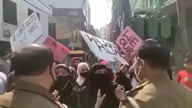 Hijab Controversy : मुस्लिम महिलाओं ने खोड़ा में किया प्रदर्शन, पुलिस के साथ हुई नोंक-झोंक