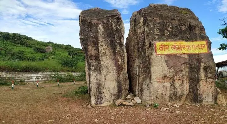 प्यार के लिए तलवार से काट डाली थी चट्टान, जानें कहां पर है अटूट प्रेम की निशानी