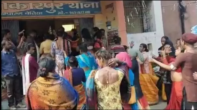 Bihar News : थाना परिसर में किन्नरों के दो समूह ने किया अर्धनग्न प्रदर्शन, जानें क्या है वजह? Bihar News : थाना परिसर में किन्नरों के दो समूह ने किया अर्धनग्न प्रदर्शन, जानें क्या है वजह?