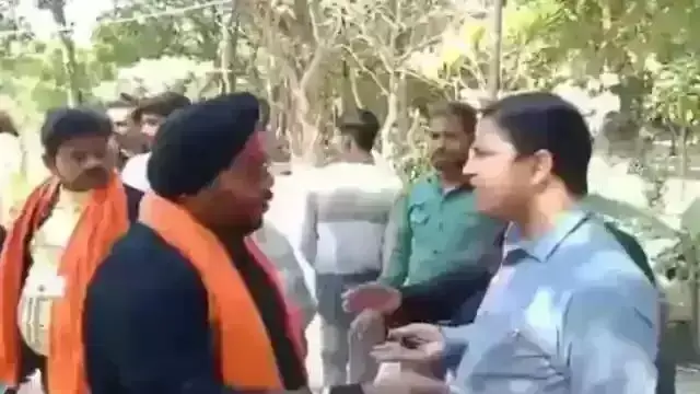 वेलेंटाइन डे पर बजरंग दल ने युवक-युवती के साथ की गुंडई, केस हुआ दर्ज वेलेंटाइन डे पर बजरंग दल ने युवक-युवती के साथ की गुंडई, केस हुआ दर्ज