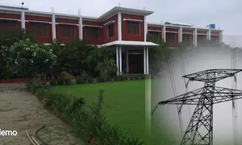 पुताई करते वक्त हाईटेंशन तार की चपेट में आए तीन युवक, एक की मौत पुताई करते वक्त हाईटेंशन तार की चपेट में आए तीन युवक, एक की मौत