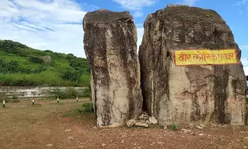 प्यार के लिए तलवार से काट डाली थी चट्टान, जानें कहां पर है अटूट प्रेम की निशानी प्यार के लिए तलवार से काट डाली थी चट्टान, जानें कहां पर है अटूट प्रेम की निशानी