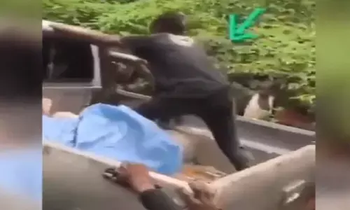 गाड़ी पर चढ़कर उसे धक्का लगा रहा था शख्स, वायरल वीडियो देख हंसते-हंसते लोटपोट हुए लोग गाड़ी पर चढ़कर उसे धक्का लगा रहा था शख्स, वायरल वीडियो देख हंसते-हंसते लोटपोट हुए लोग