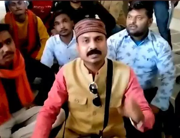 बुर्का पहन कॉलेज आई छात्राओं को देख बजरंग दल ने मचाया हंगामा, प्राचार्य ने छात्राओं के प्रवेश पर लगाई रोक