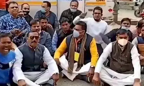 संभल में फर्जी मतदान के आरोप में बीजेपी प्रत्याशी ने दिया धरना, पूर्व IPS बोले नतीजों के रुझान आने लगे हैं