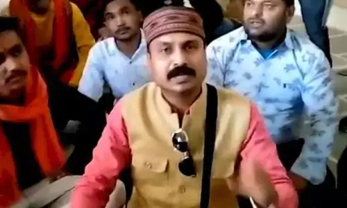 बुर्का पहन कॉलेज आई छात्राओं को देख बजरंग दल ने मचाया हंगामा, प्राचार्य ने छात्राओं के प्रवेश पर लगाई रोक बुर्का पहन कॉलेज आई छात्राओं को देख बजरंग दल ने मचाया हंगामा, प्राचार्य ने छात्राओं के प्रवेश पर लगाई रोक