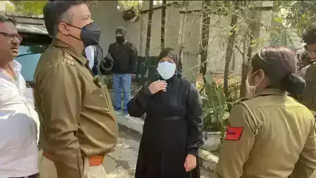 बुर्का और हिजाब पहने हुई विदेशी महिला ने कैब ड्राइवर को मारा चाकू, पुलिस की जांच जारी