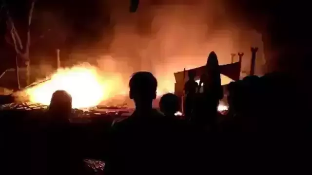 शॉर्ट सर्किट से लगी आग से फाटे सिलेंडर, 11 घर जलकर हुए स्वाहा