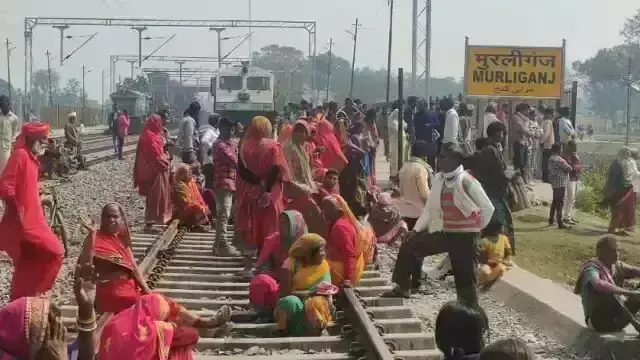 खाद ना मिलने से किसान हुए आक्रोशित, धरना देकर रोकी ट्रैन खाद ना मिलने से किसान हुए आक्रोशित, धरना देकर रोकी ट्रैन