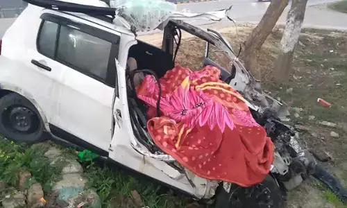 दर्दनाक सड़क हादसा: कंटेनर से टकराई कार, दो बच्चों समेत छह लोगों की मौत दर्दनाक सड़क हादसा: कंटेनर से टकराई कार, दो बच्चों समेत छह लोगों की मौत