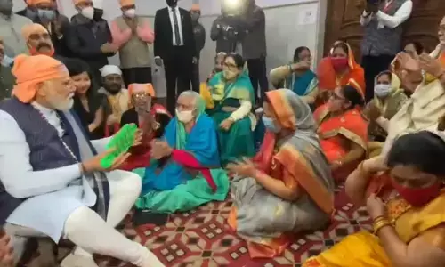 рд╡реАрдбрд┐рдпреЛ рдореЗ рджреЗрдВрдЦреЗ рдЬрдм рд░рд╡рд┐рджрд╛рдВрд╕ рдордВрджрд┐рд░ рдореЗрдВ рдорд╣рд┐рд▓рд╛рдУрдВ рд╕рдВрдЧ рдмреИрда рдХреАрд░реНрддрди рдХрд░рдиреЗ рд▓рдЧреЗ рдкреАрдПрдо рдореЛрджреА рд╡реАрдбрд┐рдпреЛ рдореЗ рджреЗрдВрдЦреЗ рдЬрдм рд░рд╡рд┐рджрд╛рдВрд╕ рдордВрджрд┐рд░ рдореЗрдВ рдорд╣рд┐рд▓рд╛рдУрдВ рд╕рдВрдЧ рдмреИрда рдХреАрд░реНрддрди рдХрд░рдиреЗ рд▓рдЧреЗ рдкреАрдПрдо рдореЛрджреА