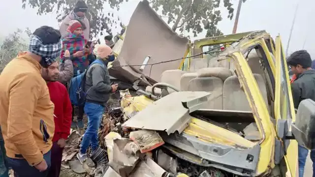 दो स्कूली वाहनों के टकराने से हुआ हादसा, छात्रा-छात्र समेत 3 लोगों की मौत दो स्कूली वाहनों के टकराने से हुआ हादसा, छात्रा-छात्र समेत 3 लोगों की मौत