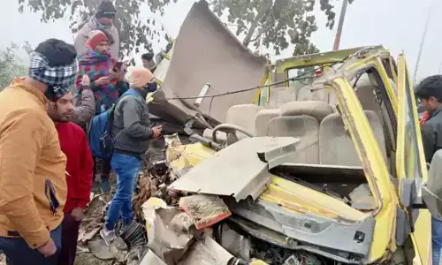 दो स्कूली वाहनों के टकराने से हुआ हादसा, छात्रा-छात्र समेत 3 लोगों की मौत दो स्कूली वाहनों के टकराने से हुआ हादसा, छात्रा-छात्र समेत 3 लोगों की मौत