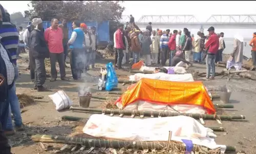 एक साथ जलीं 13 चिताएं, नम हो गई आखें, फूट-फूटकर रोए अपने