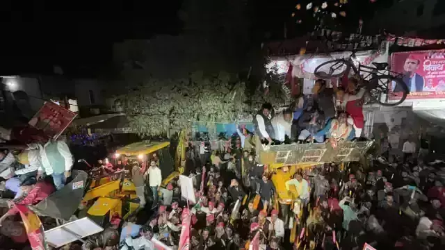 साइकिल लेकर बुलडोजर पर चढ़े सपाई, जुलूस में ऐसे दिया जवाब