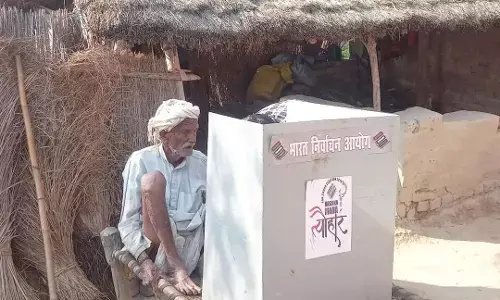 चारपाई तो कहीं छत पर बनाए गए पोलिंग बूथ, डलवाए गए वोट चारपाई तो कहीं छत पर बनाए गए पोलिंग बूथ, डलवाए गए वोट