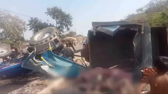 टॉली बेकाबू होकर पलटी, दो बच्चों की मौत, 11 लोग घायल