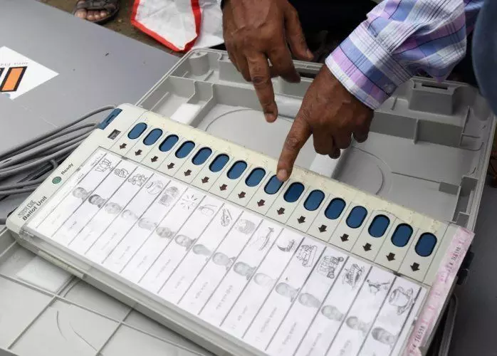 up election 2022 : जौनपुर में साइकिल निशान वाले बटन पर डाला फेवीक्विक, सपा ने की शिकायत