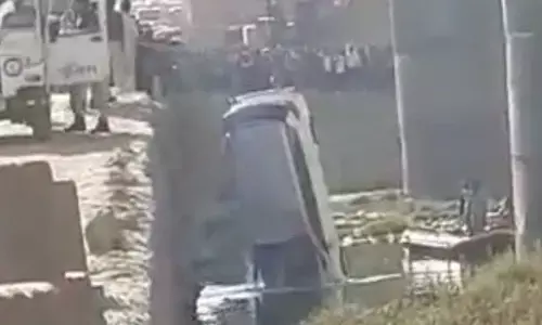 कोटा में बड़ा हादसा: चंबल नदी की छोटी पुलिया से गिरी कार, दूल्हे सहित 9 लोगों की मौत कोटा में बड़ा हादसा: चंबल नदी की छोटी पुलिया से गिरी कार, दूल्हे सहित 9 लोगों की मौत