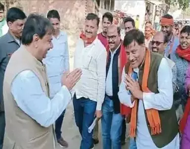 आमने-सामने हुए दो दलों के नेता, एक ने जोड़ा हाथ तो दूसरे ने....? आमने-सामने हुए दो दलों के नेता, एक ने जोड़ा हाथ तो दूसरे ने....?