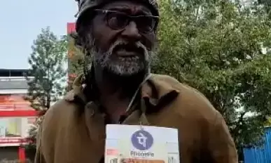 QR कोड से भीख मांगता है यह भिखारी, चिल्लर नही तो क्या बोलता है जानें? QR कोड से भीख मांगता है यह भिखारी, चिल्लर नही तो क्या बोलता है जानें?