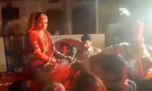 जब एक दुल्हन की घोड़ी पर चढ़कर निकली बारात, Video वायरल जब एक दुल्हन की घोड़ी पर चढ़कर निकली बारात, Video वायरल