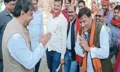 आमने-सामने हुए दो दलों के नेता, एक ने जोड़ा हाथ तो दूसरे ने....? आमने-सामने हुए दो दलों के नेता, एक ने जोड़ा हाथ तो दूसरे ने....?