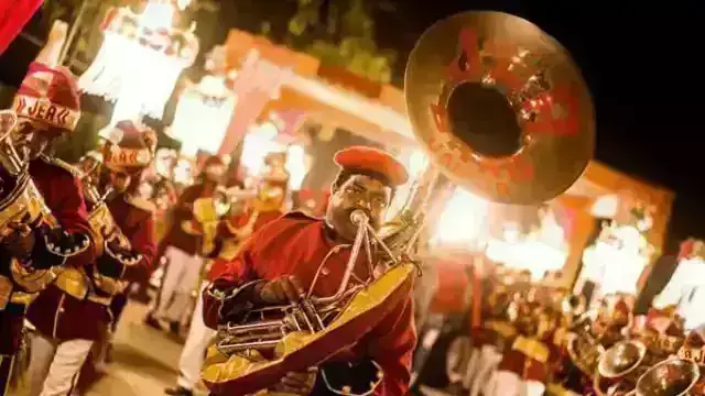 शादी के बारात में घटी दुर्घटना, करंट लगने से हुई दो बैंड कलाकारों की मौत शादी के बारात में घटी दुर्घटना, करंट लगने से हुई दो बैंड कलाकारों की मौत