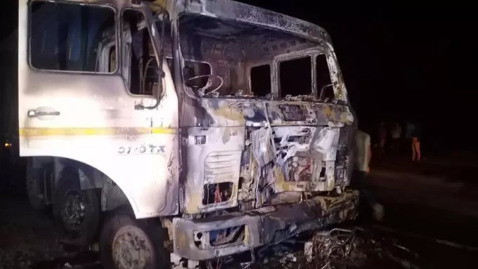 राजस्थानः डंपर की चपेट में आई बाइक बनी आग का गोला, 2 की मौत