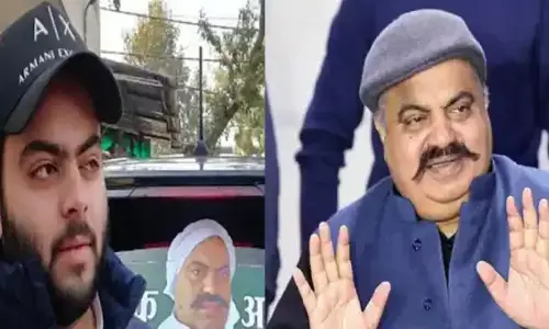 अतीक अहमद का दूसरा बेटा भी फरार, पुलिस ने रखा 25 हजार का इनाम, जानें क्या है मामला? अतीक अहमद का दूसरा बेटा भी फरार, पुलिस ने रखा 25 हजार का इनाम, जानें क्या है मामला?