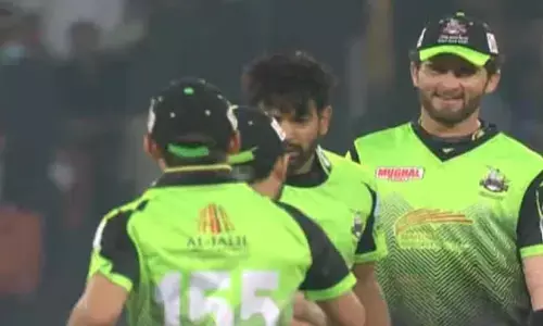 PSL में मच गया बड़ा बवाल, बीच मैदान पर गेंदबाज ने अपनी ही टीम के प्लेयर को जड़ा जोरदार थप्पड़