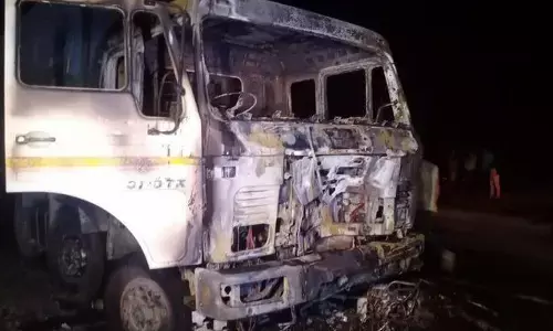राजस्थानः डंपर की चपेट में आई बाइक बनी आग का गोला, 2 की मौत राजस्थानः डंपर की चपेट में आई बाइक बनी आग का गोला, 2 की मौत