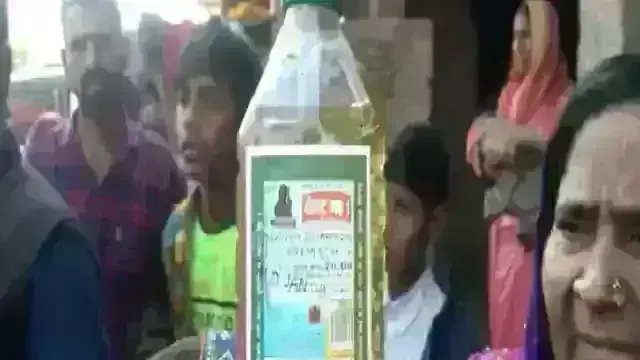 आजमगढ़ में दुकानों पर बिक रही थी जहरीली शराब, सपा प्रत्याशी के करीबी पर कसा शिकंजा आजमगढ़ में दुकानों पर बिक रही थी जहरीली शराब, सपा प्रत्याशी के करीबी पर कसा शिकंजा