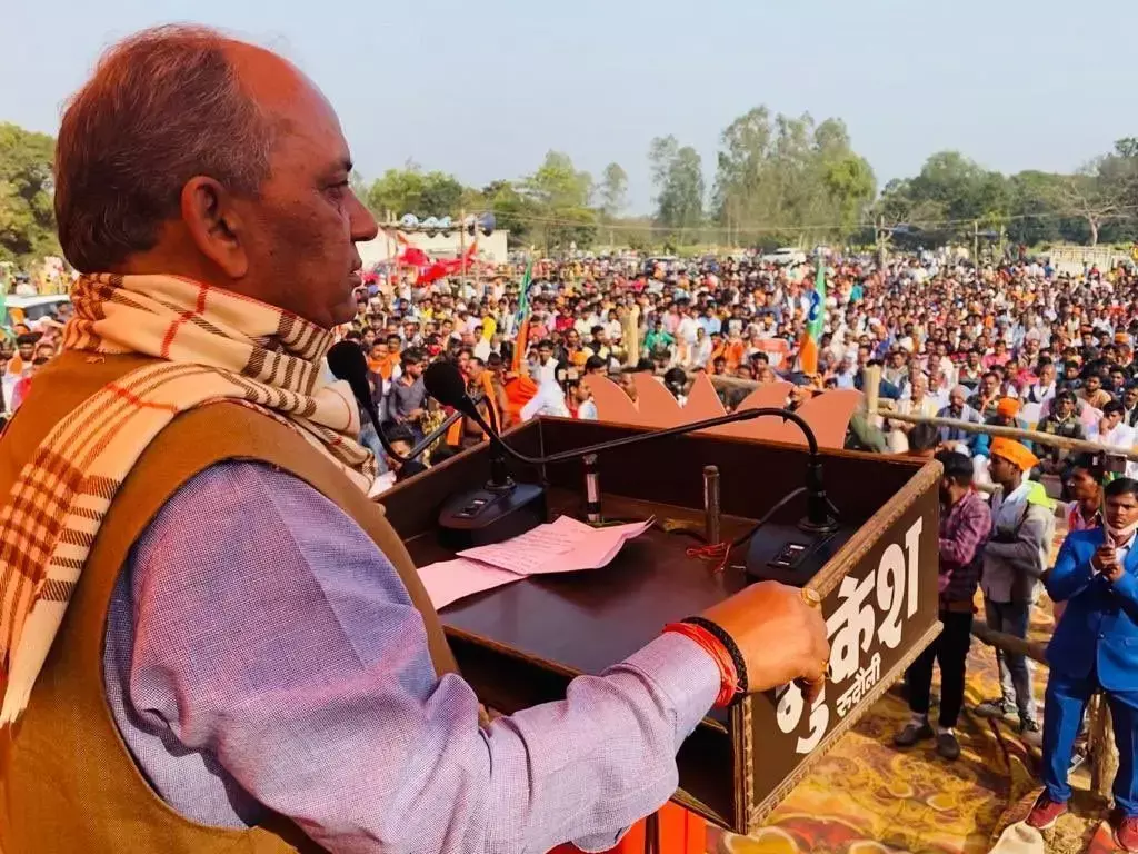 भगवान भोले के हाथ में त्रिशूल,कृष्ण के हाथ में सुदर्शन चक्र व श्रीराम के हाथ में धनुष है तो सीएम योगी के हाथ में बुलडोजर है: राजवीर सिंह भगवान भोले के हाथ में त्रिशूल,कृष्ण के हाथ में सुदर्शन चक्र व श्रीराम के हाथ में धनुष है तो सीएम योगी के हाथ में बुलडोजर है: राजवीर सिंह