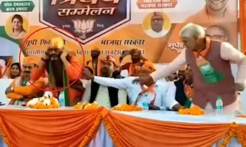 UP Chunav 2022: ...जब जनता से माफी मांगते हुए मंच पर ही BJP विधायक करने लगे उठक-बैठक, वीडियो वायरल UP Chunav 2022: ...जब जनता से माफी मांगते हुए मंच पर ही BJP विधायक करने लगे उठक-बैठक, वीडियो वायरल