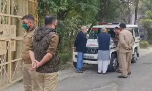 गाजियाबाद में बैंक मैनेजर के बेटे ने खुद को गोली मारकर की आत्महत्या गाजियाबाद में बैंक मैनेजर के बेटे ने खुद को गोली मारकर की आत्महत्या