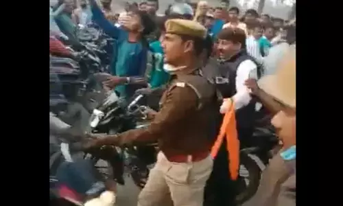 BJP सांसद मनोज तिवारी के साथ धक्का-मुक्की, पुलिस ने बाइक पर बैठाकर निकाला; देखें Viral Video