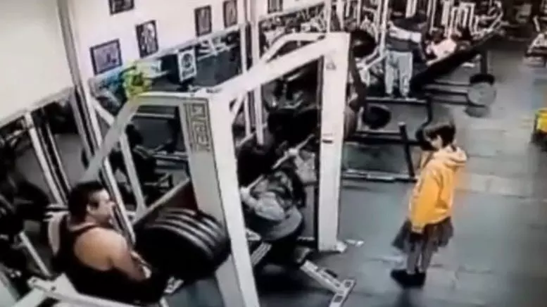 जिम में महिला ने उठाया 180 KG वजन, दबने की वजह से कुछ ही सेकंड में तोड़ा दम जिम में महिला ने उठाया 180 KG वजन, दबने की वजह से कुछ ही सेकंड में तोड़ा दम