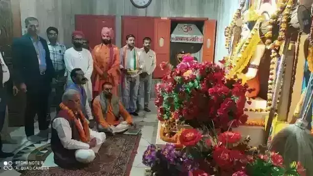 भूपेश बघेल पहुंचे गोरखनाथ मंदिर, कांग्रेस की जीत के लिए की पूजा-अर्चना