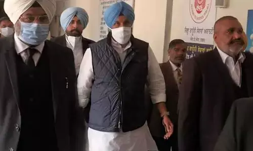 पंजाब के पूर्व मंत्री बिक्रम सिंह मजीठिया ने कोर्ट में किया आत्मसमर्पण, जानें क्या है मामला पंजाब के पूर्व मंत्री बिक्रम सिंह मजीठिया ने कोर्ट में किया आत्मसमर्पण, जानें क्या है मामला