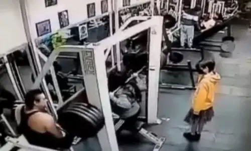 जिम में महिला ने उठाया 180 KG वजन, दबने की वजह से कुछ ही सेकंड में तोड़ा दम जिम में महिला ने उठाया 180 KG वजन, दबने की वजह से कुछ ही सेकंड में तोड़ा दम