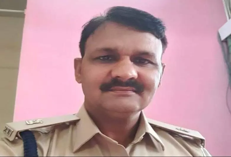 भ्रष्टाचार के आरोपी डिप्टी जेलर ने किया सुसाइड, जहर खाकर दी जान भ्रष्टाचार के आरोपी डिप्टी जेलर ने किया सुसाइड, जहर खाकर दी जान