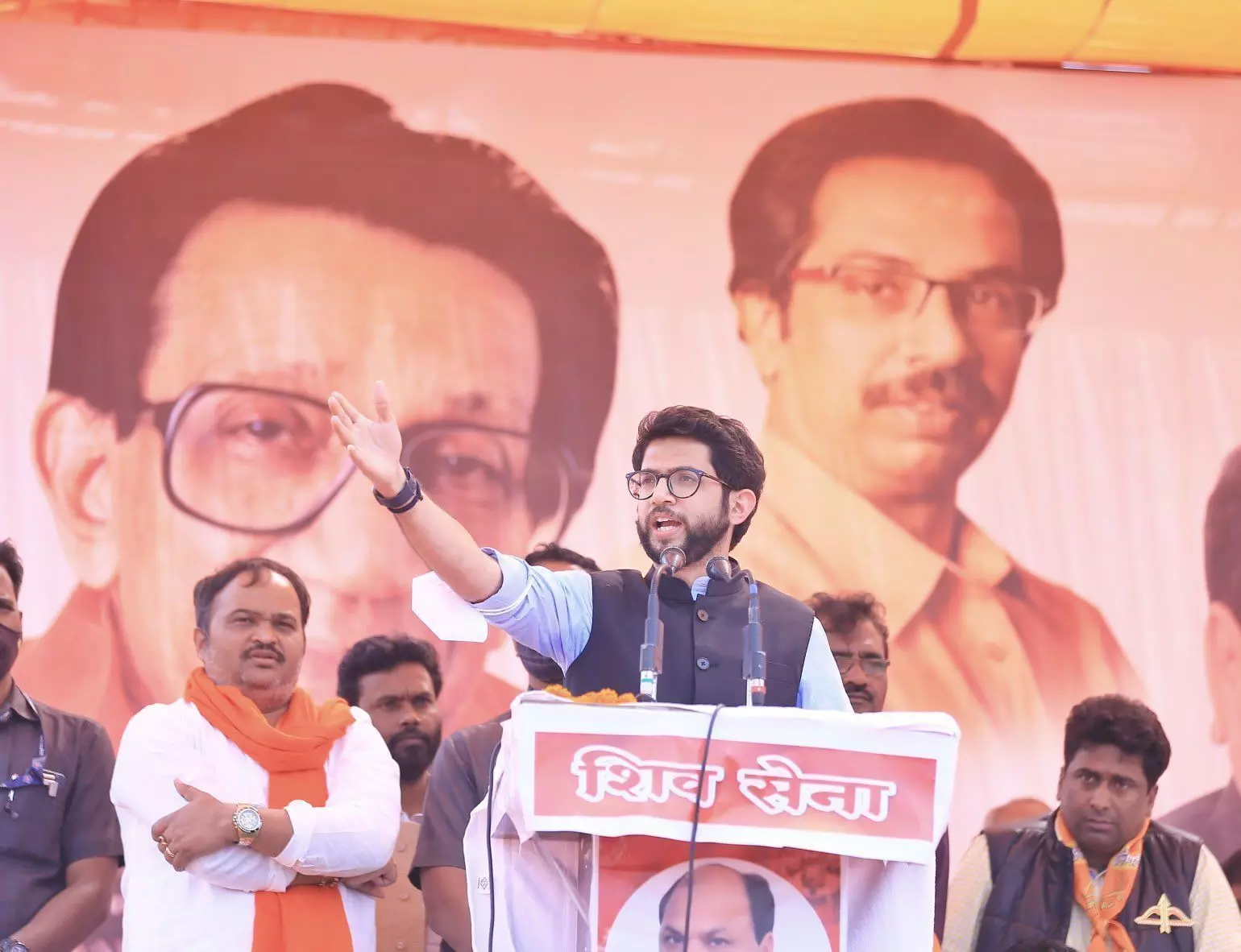 महाराष्ट्र सरकार के कैबिनेट मंत्री आदित्य ठाकरे बोले, मैंने यूपी में राजू को तीर कमान दे दिया है महाराष्ट्र सरकार के कैबिनेट मंत्री आदित्य ठाकरे बोले, मैंने यूपी में राजू को तीर कमान दे दिया है