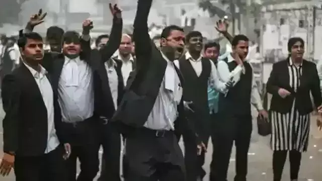 द्वारका में एक बार फिर पुलिस और वकील आमने-सामने, जानें वजह ? द्वारका में एक बार फिर पुलिस और वकील आमने-सामने, जानें वजह ?