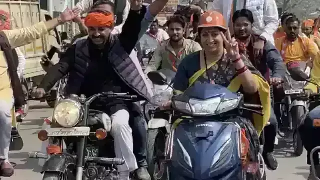 स्मृति ईरानी और मनोज तिवारी ने बाइक रैली कर अमेठी में मांगा वोट स्मृति ईरानी और मनोज तिवारी ने बाइक रैली कर अमेठी में मांगा वोट
