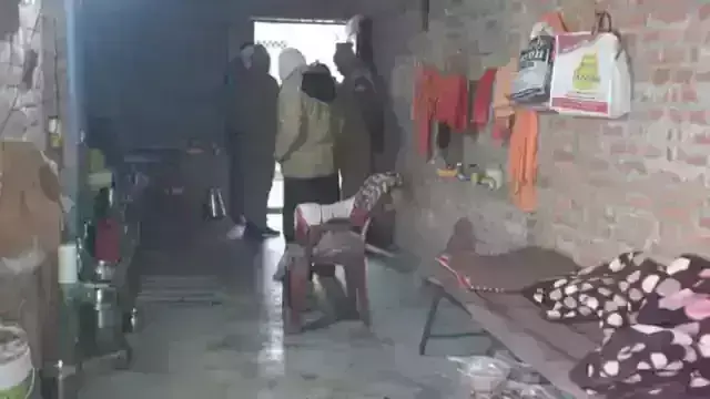 जौनपुर में रामजानकी मठ की साध्वी को मारी गई गोली, हालत गंभीर जौनपुर में रामजानकी मठ की साध्वी को मारी गई गोली, हालत गंभीर