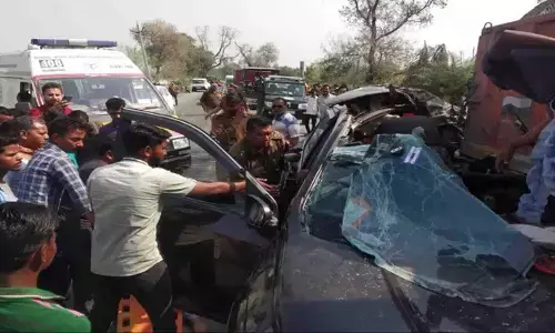 खड़े ट्रक में पीछे से टकराई कार, पांच लोगों की मौत, एक घायल खड़े ट्रक में पीछे से टकराई कार, पांच लोगों की मौत, एक घायल